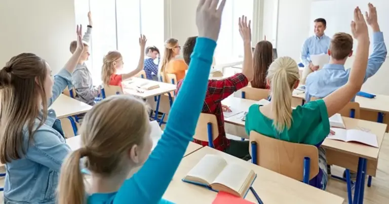 Iată miza tăierilor! 4,5 milioane euro pe lună pentru cele 70.000 de burse ale elevilor din județ. Unul din doi ia bursă socială
