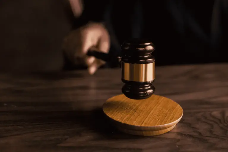 Ce faci când executarea silită bate la ușă? Cum se poate evita reținerea banilor din salariu și blocarea conturilor: sfaturi de la un executor judecătoresc