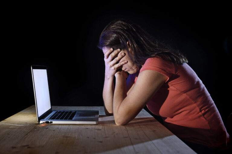 „Revenge porn” – un bărbat a împânzit internetul cu poze intime ale prietenei lui fiindcă nu a vrut să se culce cu el. Era cât pe ce să scape doar cu amendă