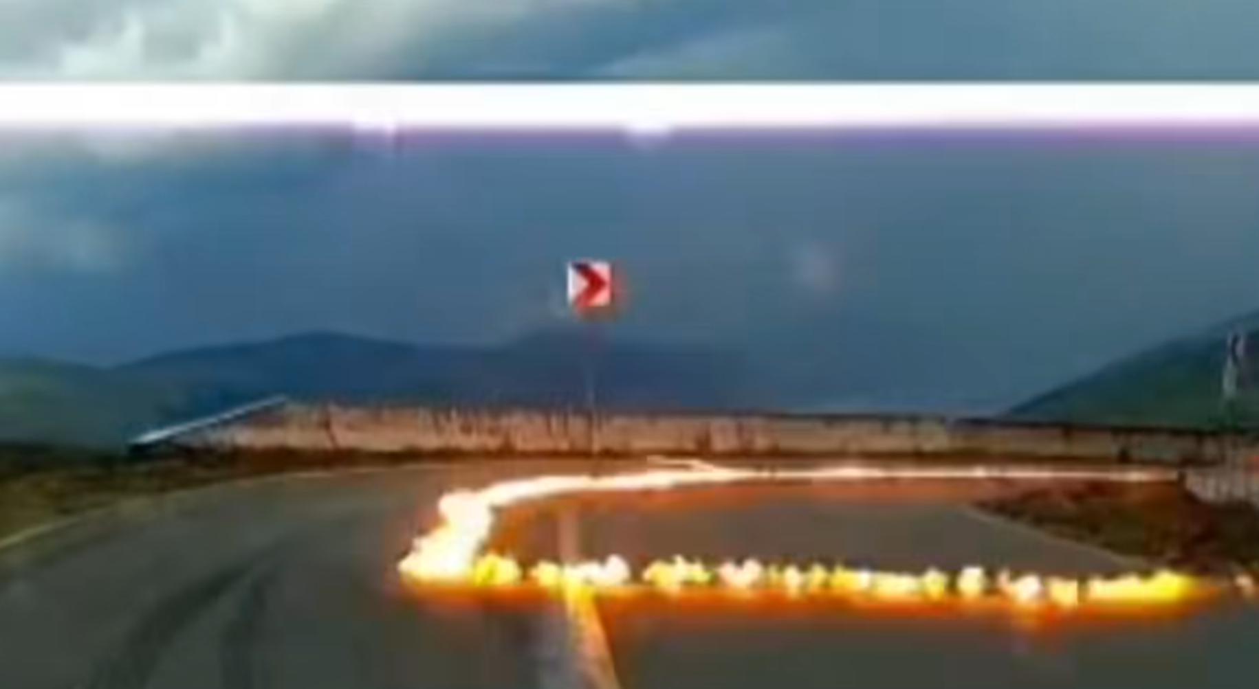  Transalpina: Imagini înspăimântătoare cu un fulger care lovește pământul la câțiva metri de mașina aflată în mișcare a unor turiști din Buzau