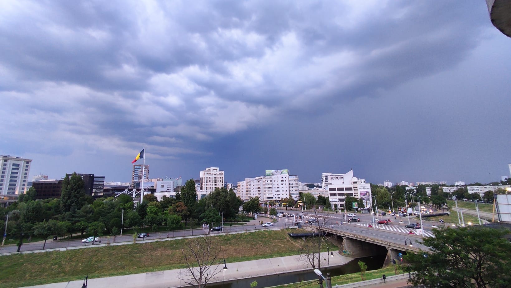 Avertizare Ro-Alert: Averse torențiale, descărcări electrice și grindină între orele 20:30 - 21:30, în Iași