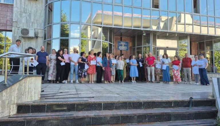 Salariul mediu din administrație și apărare continuă să crească, salariul pe economie scade