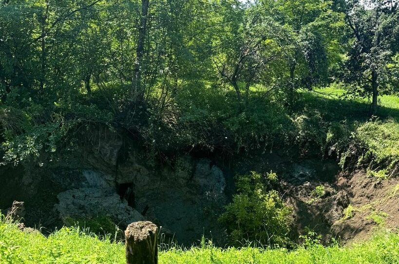  Maramureş: Alunecare de teren pe o suprafaţă de 150 de metri, în zona unei foste mine de sare. S-a format un crater cu un diametru de 30 de metri şi o adâncime de aproximativ 10-15 metri