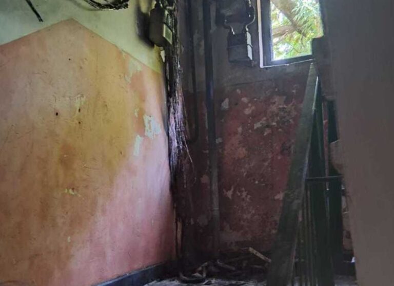 Zeci de persoane evacuate dintr-un bloc de locuinţe din Bârlad, în urma unui incendiu - FOTO