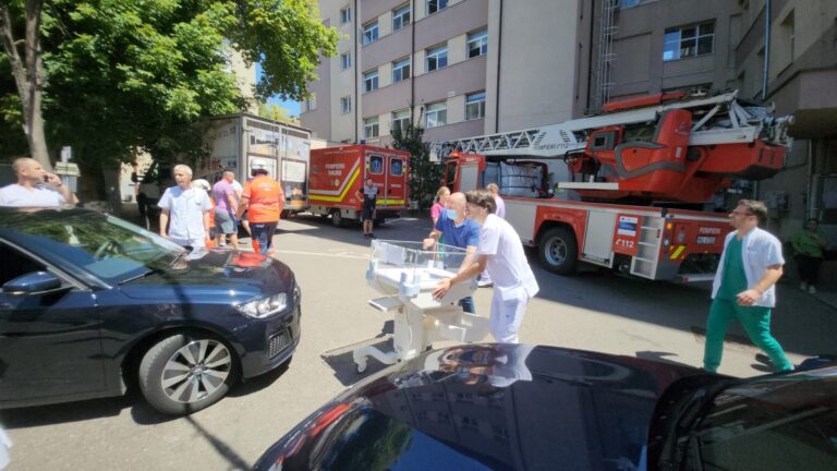 Cod Roșu după incendiul de la Maternitatea „Cuza Vodă”: au fost evacuate gravide care așteptau să nască. Holurile spitalului, pline de fum