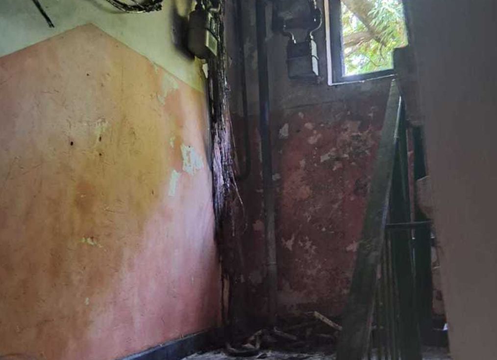  Zeci de persoane evacuate dintr-un bloc de locuinţe din Bârlad, în urma unui incendiu – FOTO