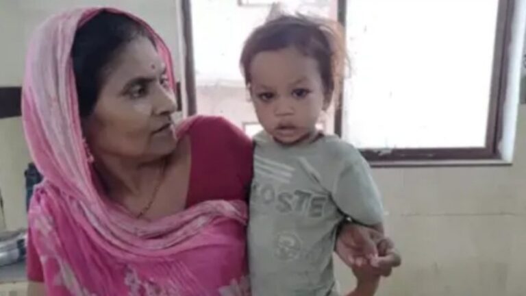 Un băiat de doi ani din India a mușcat și omorât o cobră care l-a atacat