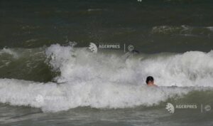 Constanța: Un bărbat a murit după ce a căzut în mare de pe placa pentru surfing la 2 Mai