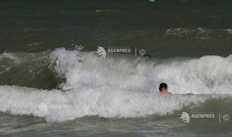 Constanța: Un bărbat a murit după ce a căzut în mare de pe placa pentru surfing la 2 Mai