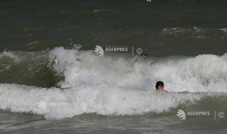 Constanța: Un bărbat a murit după ce a căzut în mare de pe placa pentru surfing la 2 Mai
