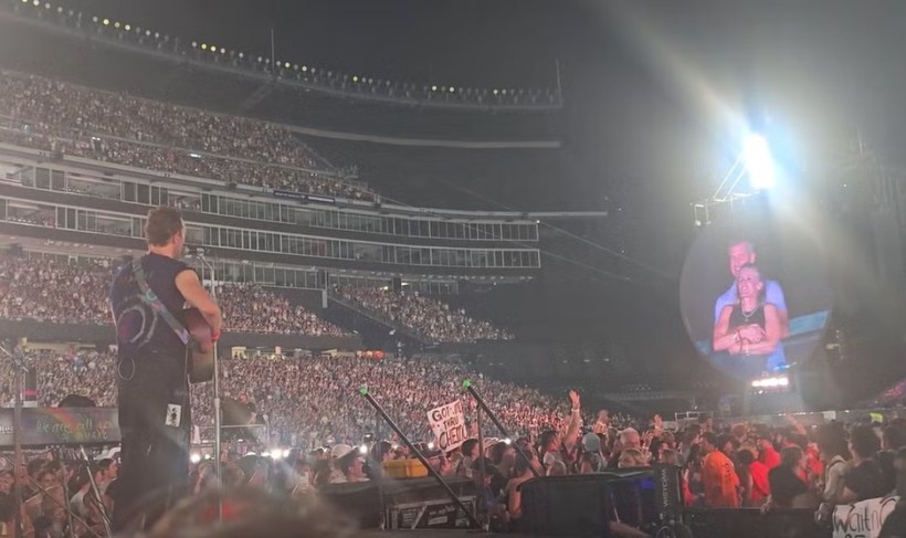 Directorul general al unei companii din domeniul tehnologiei, prins cu amanta la un concert Coldplay, a fost suspendat din funcție