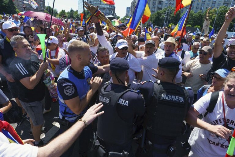 Protest în fața Guvernului. Manifestanții s-au îmbrâncit cu jandarmii și au scandat lozinci pro-Călin Georgescu