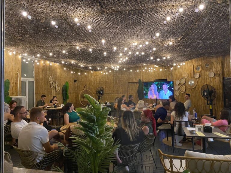 „Insula Iubirii” a bătut la Iași „EURO 2024”: când rulează, la terase nu găsești loc nici cu programare. Ce spun ieșenii? „Nu mă uit la TV, dar show-ul ăsta m-a prins”