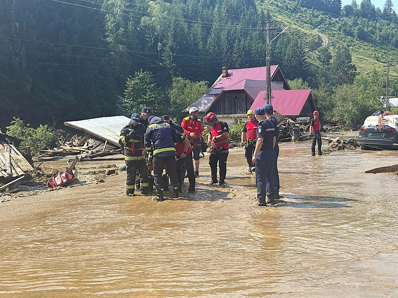 Încă o persoană găsită decedată în Suceava, după inundațiile care au afectat grav zona: trupul unei femei, de 85 de ani, observat de piloţi în albia râului Bistriţa