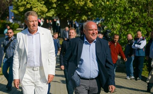Fostul președinte Iohannis merge frecvent la clubul de golf ca să joace împreună cu soția sa la mașinuțele de golf