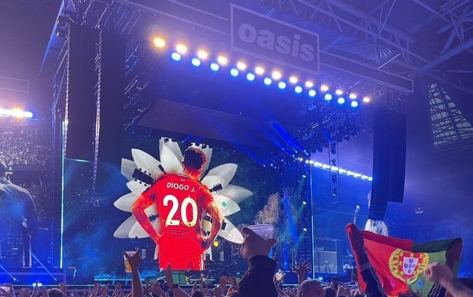 Oasis s-a reunit după mai bine de 15 ani într-un concert spectaculos la Cardiff. Fraţii Liam şi Noel Gallagher i-au adus un omagiu lui Diogo Jota