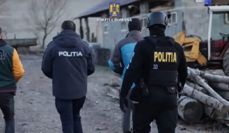 Acțiune ca în filme în Suceava: Un camion cu lemne urmărit de poliție a izbit în plin autospeciala MAI 