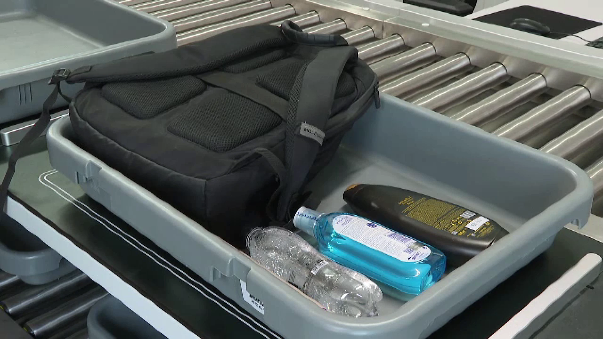 Regula care obligă pasagerii să arunce din bagajele de mână sticlele mai mari de 100 ml va fi abrogată în UE