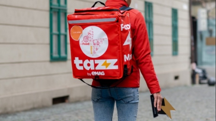 Spărgător de apartamente, lovituri una după alta ziua în amiaza mare la Iași. Atenție la distribuitori: hoțul umbla pe scări de bloc cu cască pe cap și rucsac Tazz în spate!