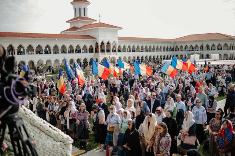 Stareţul Mănăstirii Văcăreştii Noi spune că lăcașul de cult n-ar fi un cuib de neolegionari. Dar nu-i critică pe legionari
