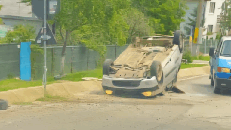 Accident rutier în Rediu: O mașină, răsturnată pe plafon