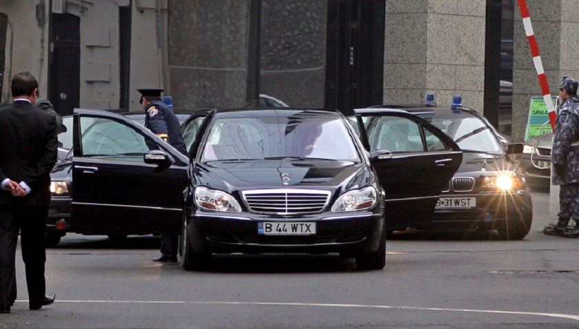  Funcționarii Guvernului, pândiți de concediere, își toarnă șefii: mașinile cu șofer ale demnitarilor costă sume uriașe