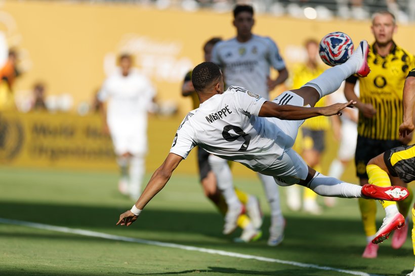 Real Madrid a învins Borussia Dortmund, scor 3-2, şi s-a calificat în semifinalele Cupei Mondiale a cluburilor. Mbappe a marcat un gol spectaculos