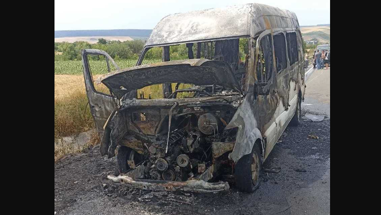 Botoşani: Un microbuz cu 9 persoane a luat foc pe DN 29 D
