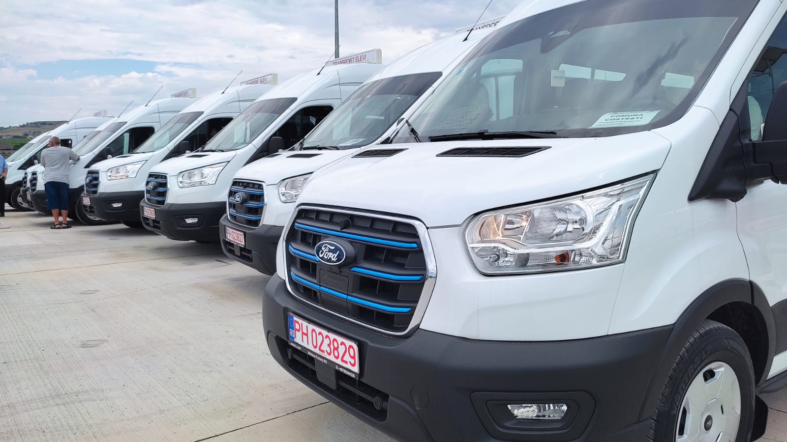 Microbuze școlare electrice noi, marca Ford, pentru o treime dintre comunele județului. Cheile și actele au fost înmânate ieri la Lețcani