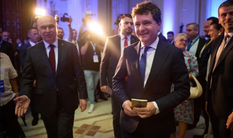 Preşedintele Dan a plecat în aplauze de la congresul PNL, după ce s-a adresat participanţilor şi după ce s-au încheiat discursurile şi mesajele invitaţilor