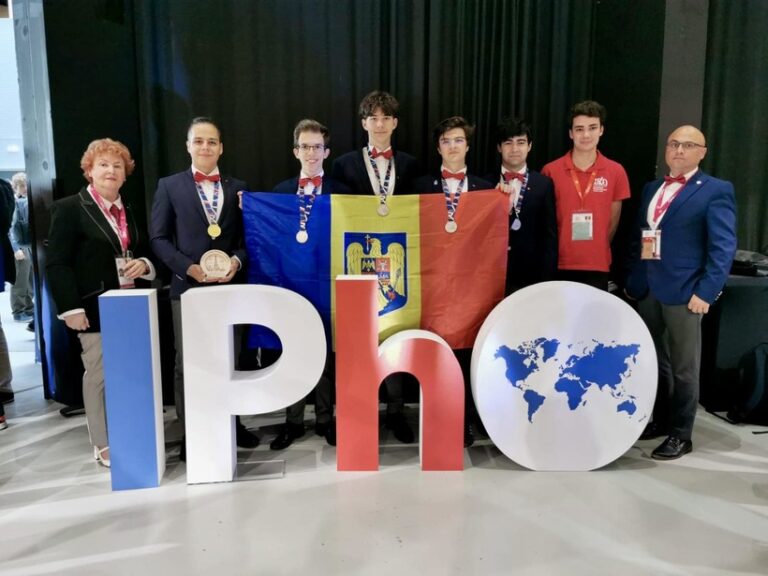 O medalie de aur și patru de argint pentru România, la Olimpiada de Fizică 2025. Lotul, coordonat de un „prof” de la UAIC Iași