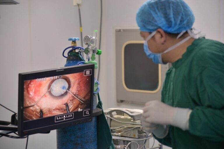 EXCLUSIV „Domnul Lăzărescu” a fost operat la Iași, după ce medicii de la Suceava l-au externat fără să-l trateze. I-au și scris pe bilet: „pacient necooperant”