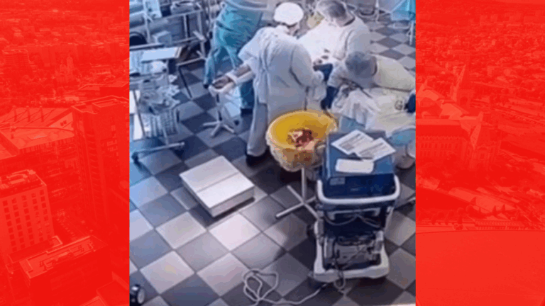 O echipă de chirurgi ruşi a continuat să opereze un pacient în timp ce blocul operator era zguduit de cutremurul de magnitudinea 8,8 din Kamceatka