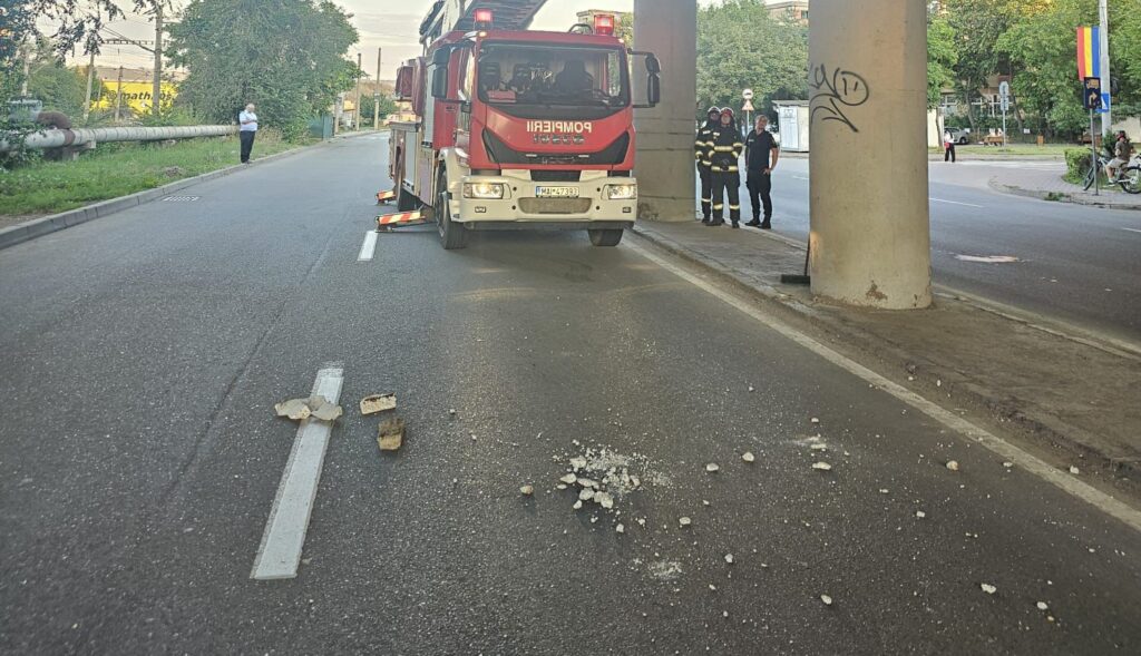  Pericol pentru șoferi! Intervenție a pompierilor la Pasajul Nicolina, pe Nicolae Iorga: cad bucăți din tavan direct pe bulevard