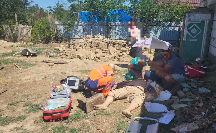  Un bărbat şi un adolescent din Vaslui au ajuns la spital după ce peretele pe care încercau să îl dărâme s-a prăbușit peste ei