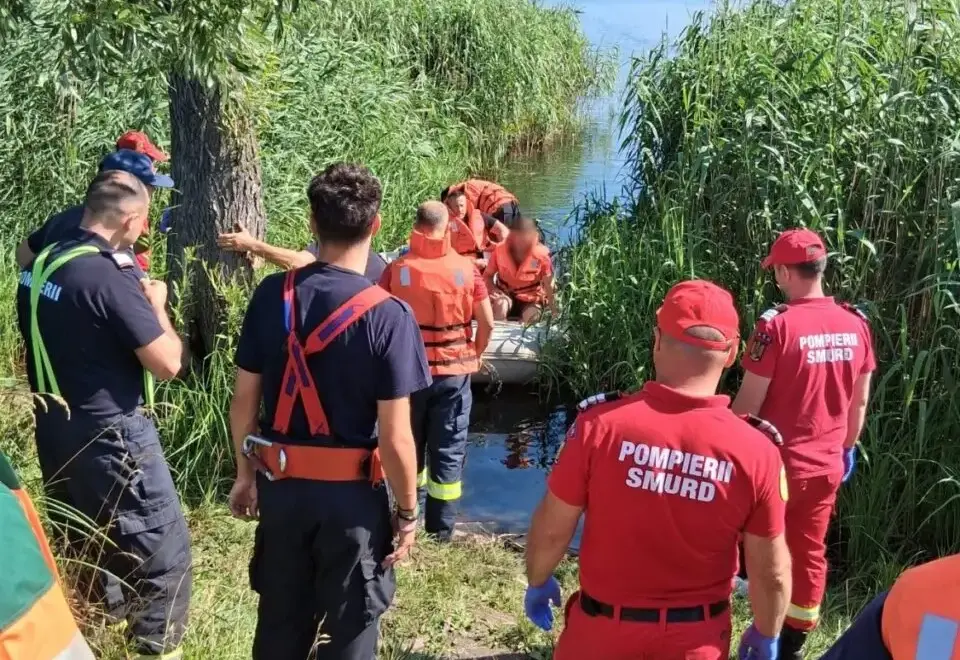 VIDEO| Tânăr pescar, salvat de la înec dintr-un iaz din Suceava, după ce barca în care se afla a explodat: „S-a auzit o explozie apoi strigăte de ajutor”