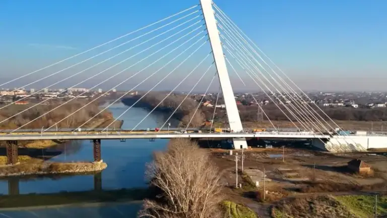 Noul pod peste Mureș, din Arad, riscă să se prăbușească, afirmă un consilier local USR