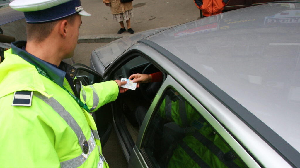 Un polițist din Miroslava a sancționat un șofer „după ureche”. A auzit de la un localnic, care a aflat de la o vecină, că un accident rutier nu a fost raportat