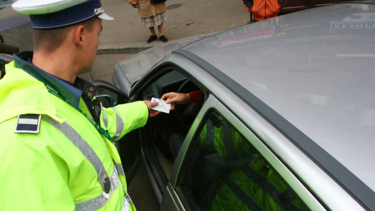 Un polițist din Miroslava a sancționat un șofer „după ureche”. A auzit de la un localnic, care a aflat de la o vecină, că un accident rutier nu a fost raportat