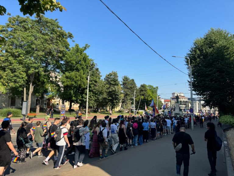 Între curcubeie și tămâie. Ce nu s-a văzut la Iași Pride 2025. Antonela: „Sunt foarte mulți adolescenți care nu sunt acceptați de familie”