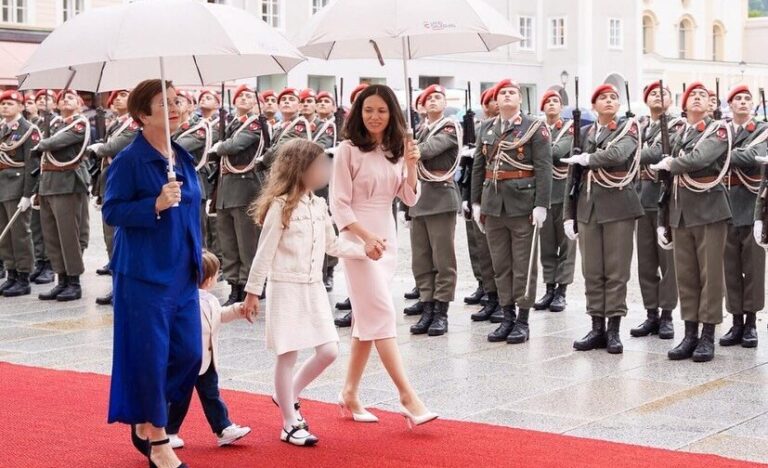 Primele Doamne ale țării, îmbrăcate de ieșence. Mirabela Grădinaru în rochii Irina Schrotter, Carmen Iohannis în ținute Andreea Tincu