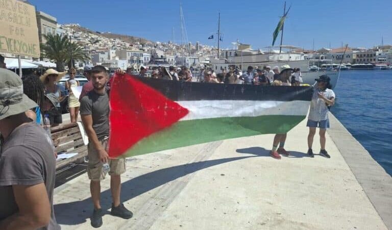 Manifestanţi pro-palestinieni au împiedicat 1.600 de turişti israelieni să debarce pe o insulă din Grecia