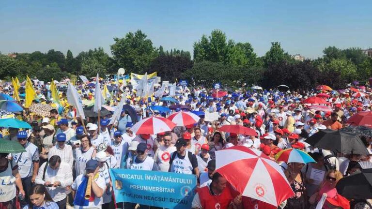 Sute de sindicalişti din Educaţie şi Sănătate protestează la Parlament, pe cod roşu de caniculă, faţă de măsurile propuse de Executiv