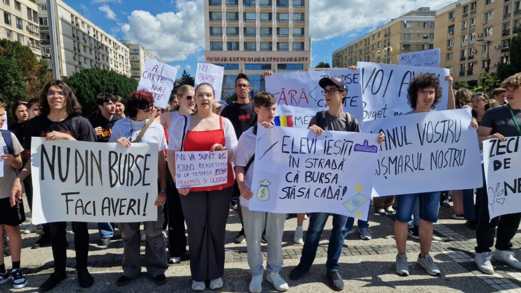 „Ieșiți în stradă, bursa stă să cadă!” 50 de elevi ieșeni au protestat în Piața Unirii pentru a-și apăra dreptul la burse