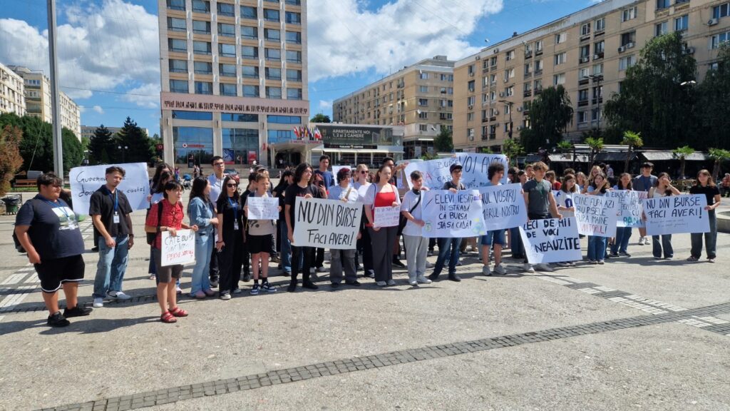 Premierul anunţă o reformă a burselor: Avem clase întregi care au burse de merit, dar la bacalaureat iau note de 5 şi 6