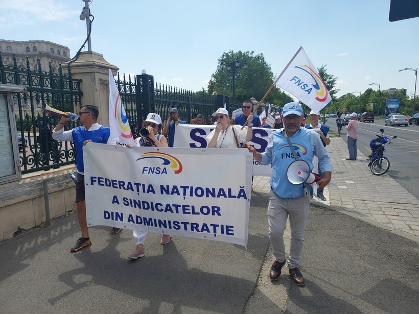 Marş de protest în jurul Parlamentului: „Spunem NU austerităţii declanşate de Bolojan şi susţinute de actuala clasă politică”