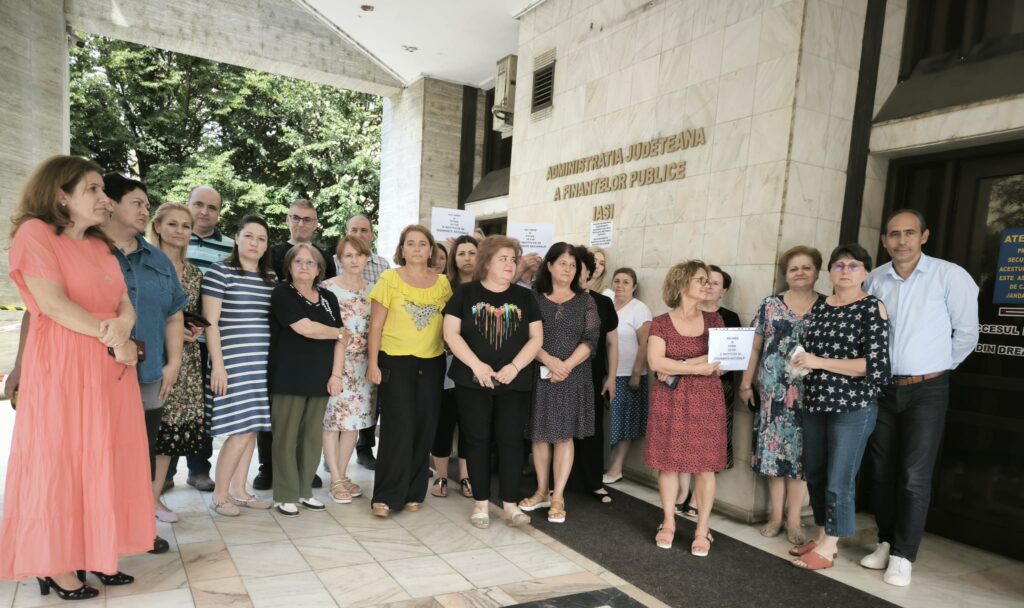 Economist, despre protestele bugetarilor: Loveşti în pensionari ca să îţi menţii privilegiile?