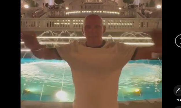 VIDEO Moment surpriză! Un membru al Generației de Aur cântă imnul Politehnicii Iași în fața Palatului Culturii