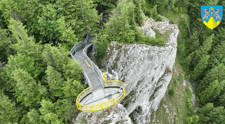 O nouă platformă panoramică, instalată pe Masivul Rarău: „Mai sigură și mai spațioasă” | VIDEO