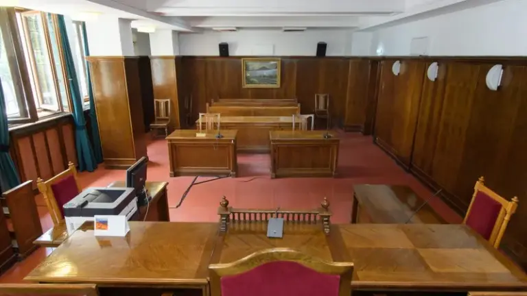 Încă o decizie halucinantă a ICCJ în favoarea pensionarilor speciali: stagiul militar se consideră vechime în funcția de consilier juridic